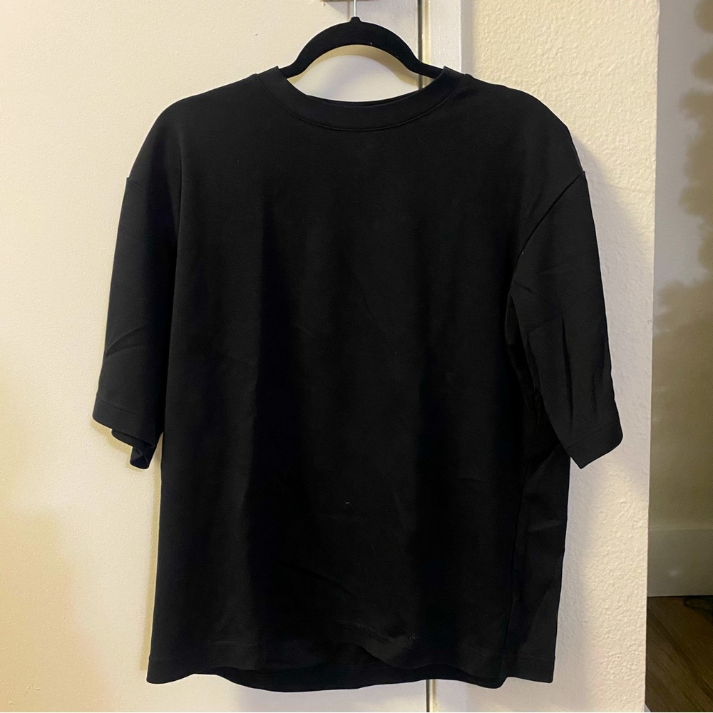 black uniqlo tshirt